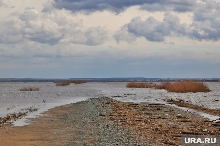 Из-за воды не видно мост в селе Утятское Курганской области (архивное фото)