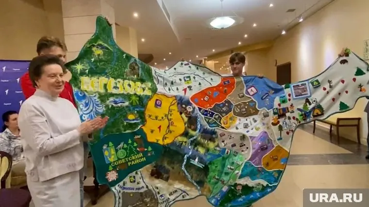 Губернатору Наталье Комаровой подарили гигантскую карту ХМАО из лоскутов