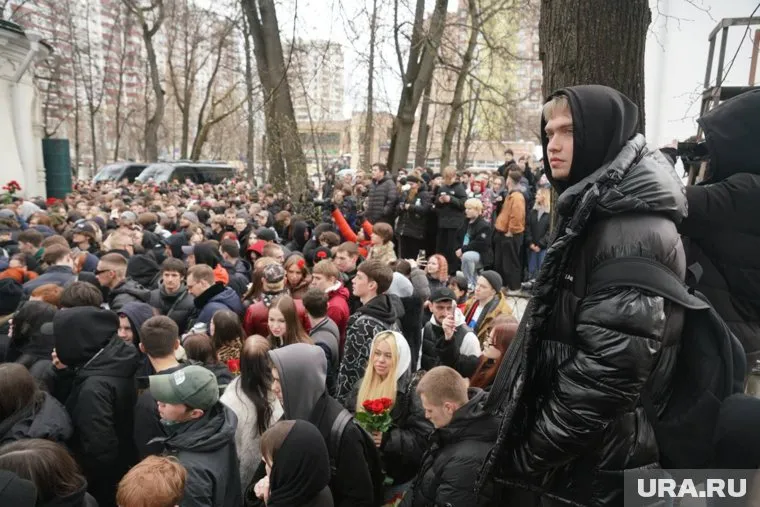 Прощание проходит в храме Петра и Павла