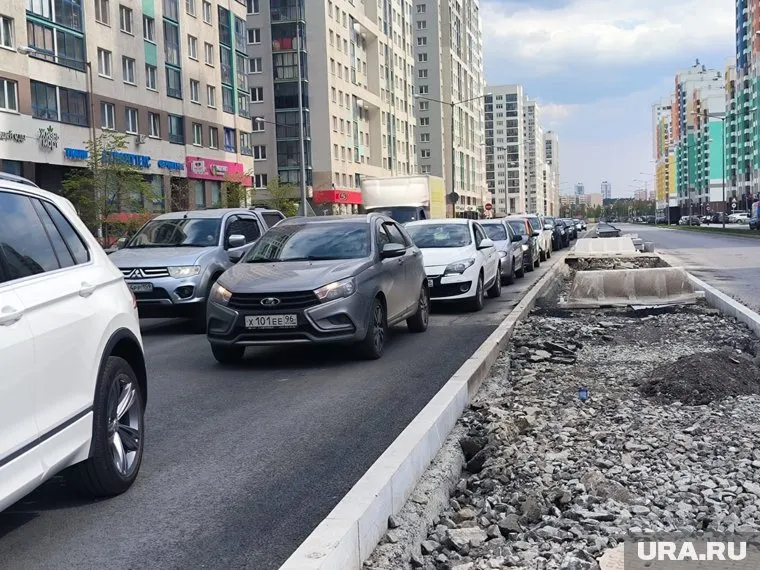 Пробки скопились на Павла Шаманова