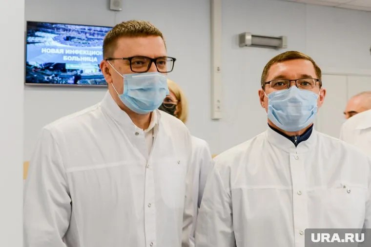 Владимир Якушев (справа) по итогам первого дня визита высоко оценил работу Алексея Текслера (слева)