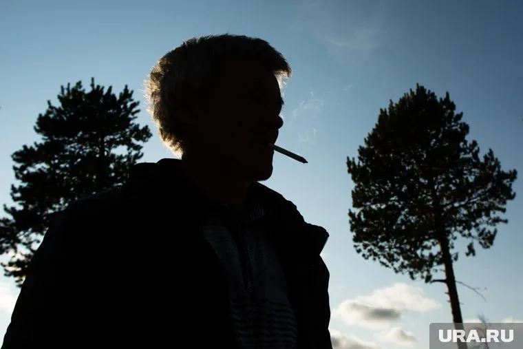 Под утро молодой человек ушел с праздника и встретил знакомых