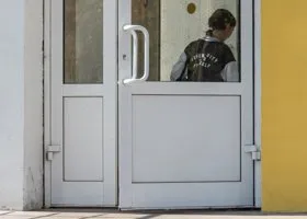 В свердловской школе, где учитель ударил девочку с ОВЗ, начали проверку