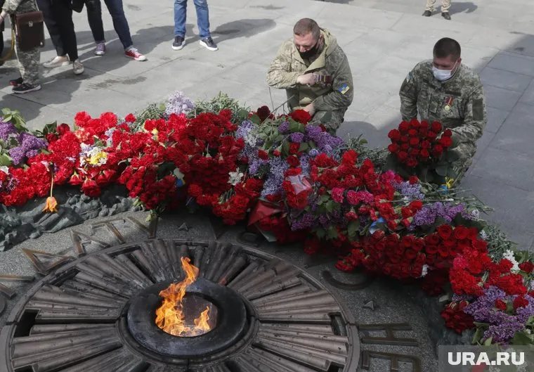 Жители украинской столицы возложили цветы к Вечному огню