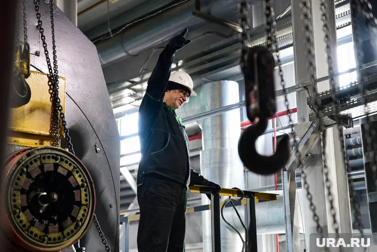 Крюк от крана отскочил прямо в рабочего, нанеся ему тяжелую травму (архивное фото)