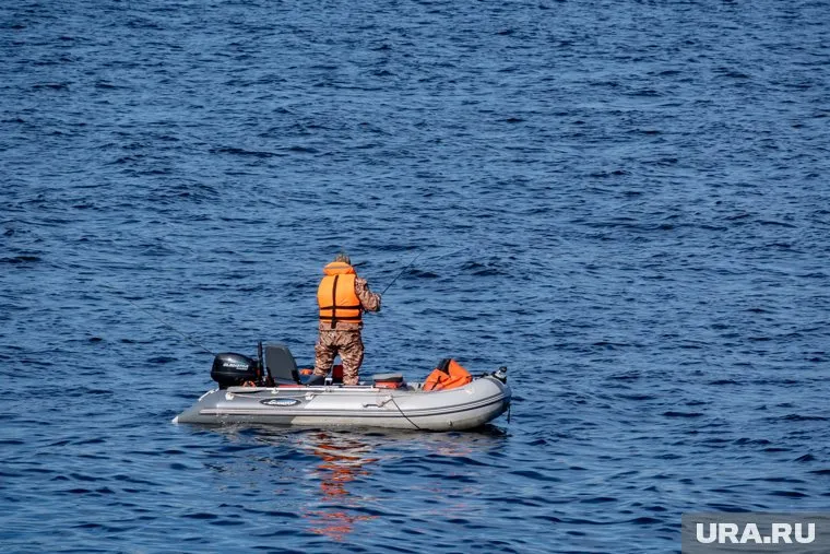Рыбаков в море чуть не задавило огромным контейнеровозом