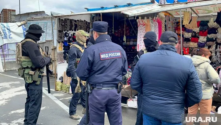 Силовики проверяют документы у иностранцев