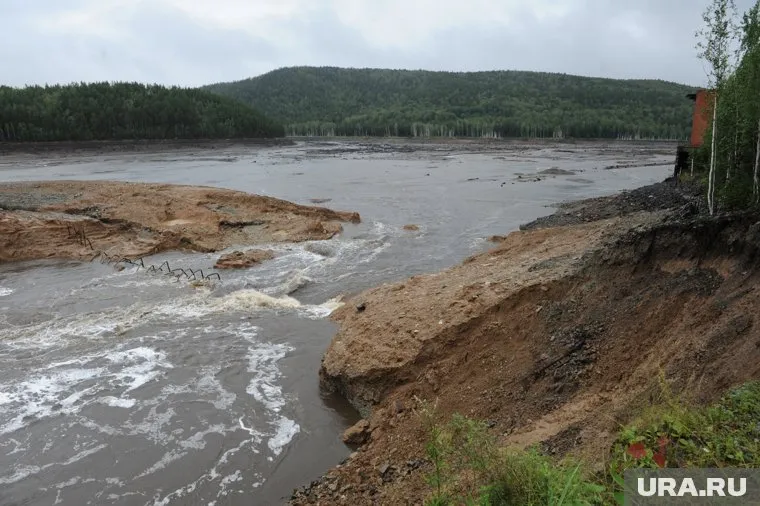 Водохранилище возобновило работу после порыва дамбы (архивное фото)