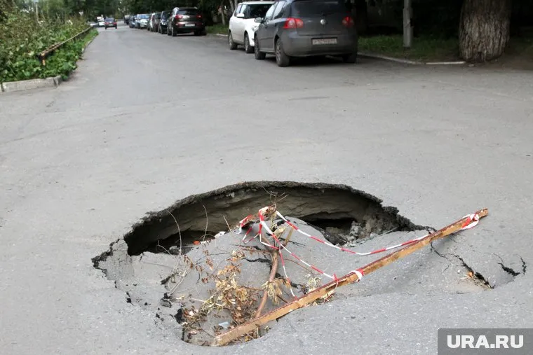 Яма появилась на улице Самарцева, в районе дома 117