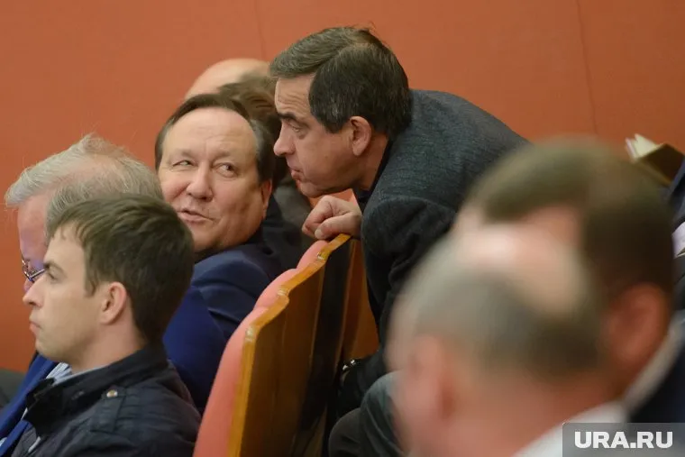 Руководитель минздрава Игорь Трофимов и главный врач первой областной больницы Феликс Бадаев никак не могут договориться, кто из них уйдет первым