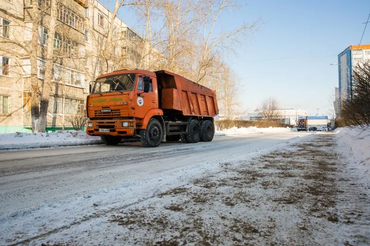 Место трагедии где на ребенка наехал грузовик. Сургут, тротуар, самосвал, гололед, песок на дороге, коммунальное хозяйство