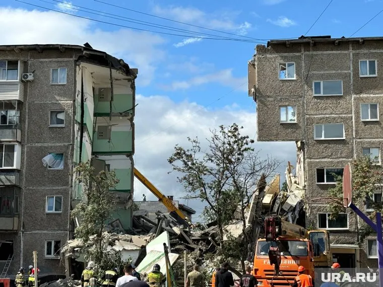 Подросток и еще несколько человек находятся под завалами дома