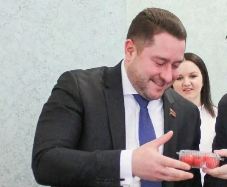 Депутат Заксобрания Челябинской области Константин Толкачев получает помидоры от штаба КПРФ, толкачев константин