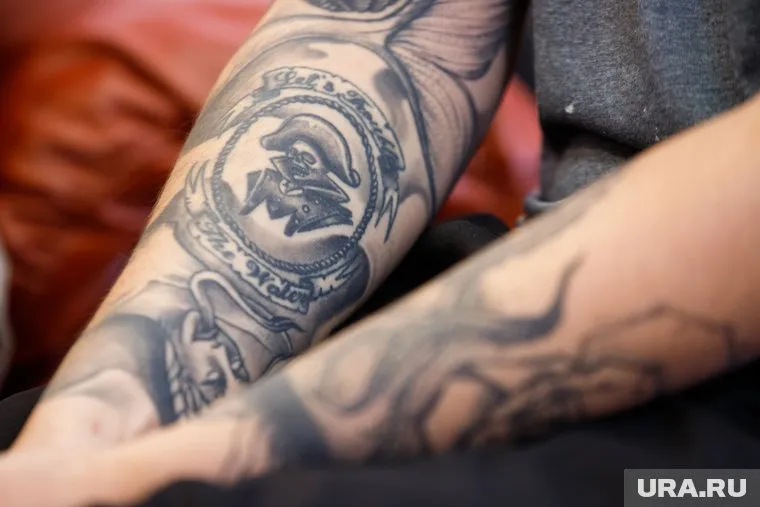 Известный тату-мастер из Екатеринбурга продемонстрировал свои работы, связанные с историей России