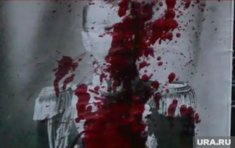 Портрет царя оказался весь  в крови