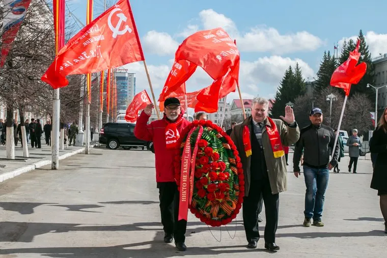Возложение венков и цветов к Вечному огню. Курган, венок, кислицын василий, флаги кпрф, зырянов виктор, кпрф