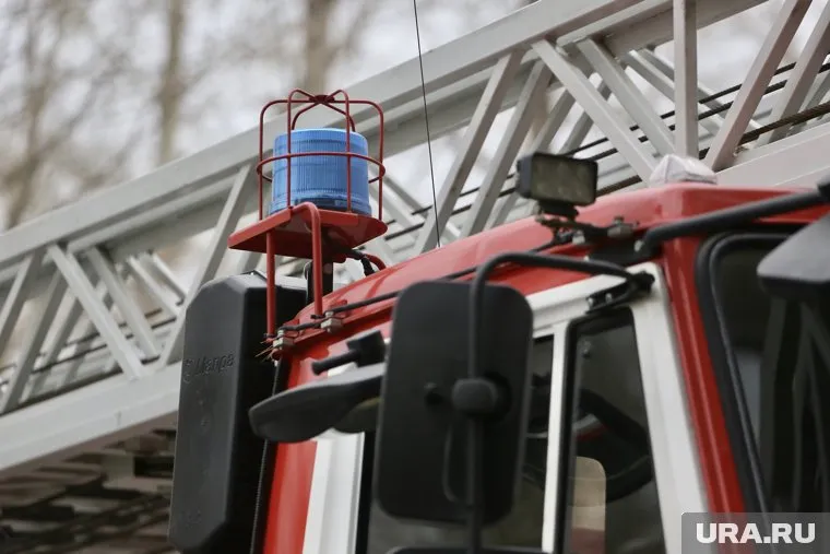 В Подмосковье загорелся склад с пластиковой продукцией, пожар распространился на 5000 квадратных