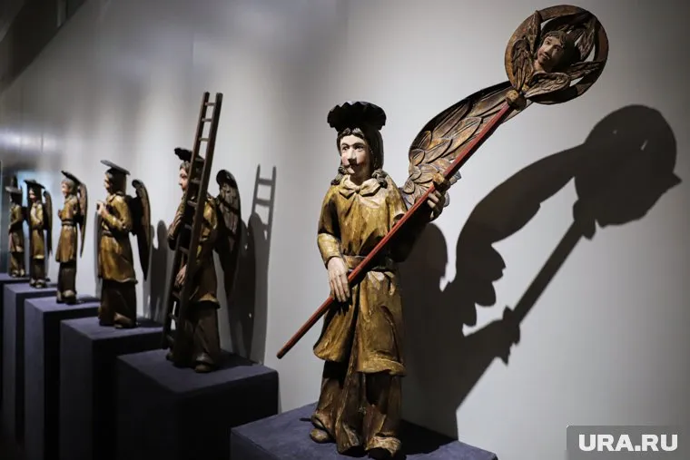 Деревянные скульптуры демонтируют