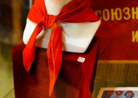 Экс-глава Ямала показал свой музей под Тюменью бывшим советским партийцам