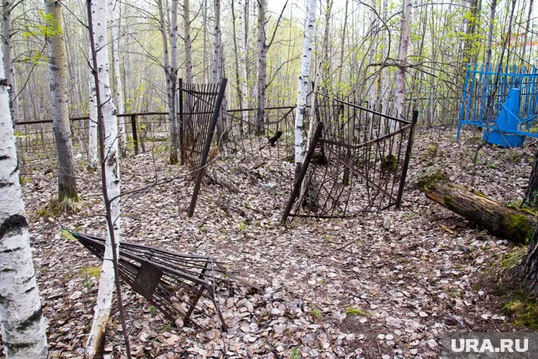 Вандал разгромил кладбище в Югорске