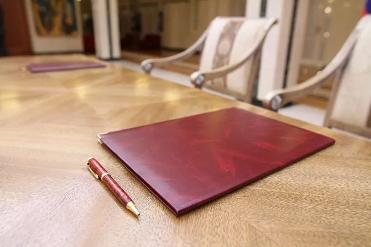 Зубков и Куйвашев Соглашение по развитию рынка газомоторного топлива, соглашение по газпрому, документы на подпись, папка