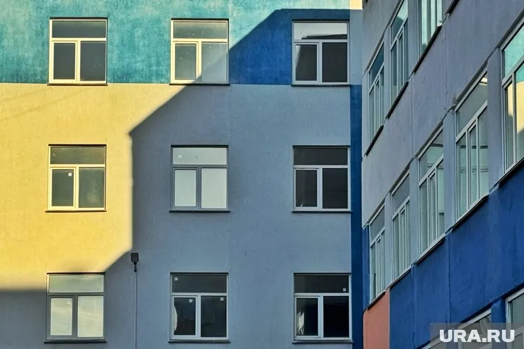 Девятиклассники выпрыгнули со второго этажа