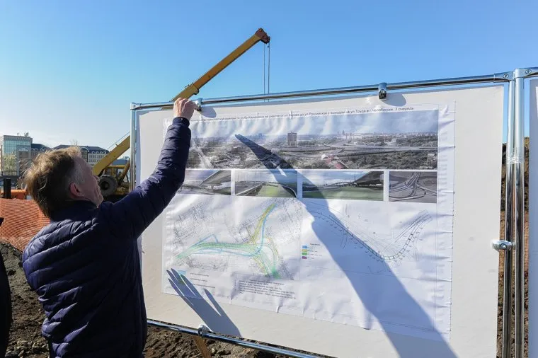 Обход Борисом Дубровским мест строительства конгресс-холла на набережной реки Миасс возле цирка. Челябинск