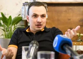 Силовики задержали помощника уральского депутата после инцидента с автоматом