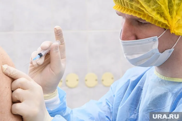 Россиянам напомнили, что вакцина — не эликсир бессмертия