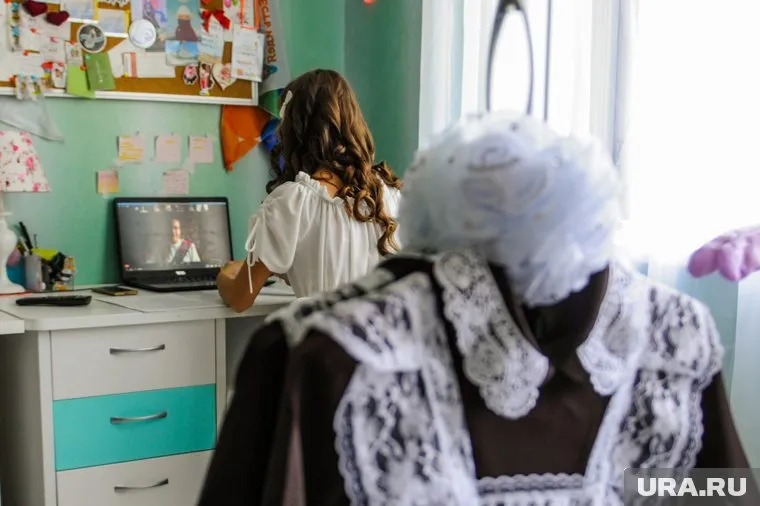 Выбирая наряды для выпускников, 45%  родителей хотели бы уложиться в 10 000 рублей