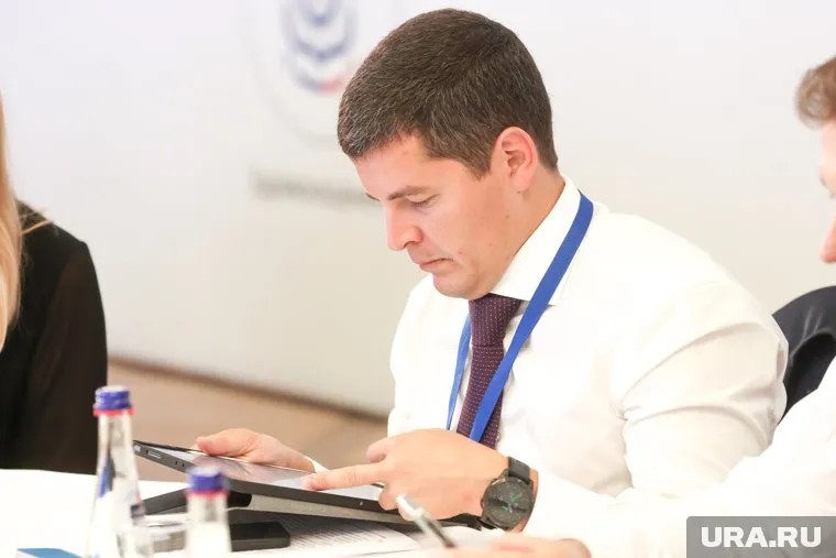 Дмитрий Артюхов провел совещание по закупке дорожной техники