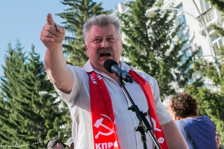 Митинг против пенсионной реформы. Курган, зырянов виктор, кпрф, указывает пальцем