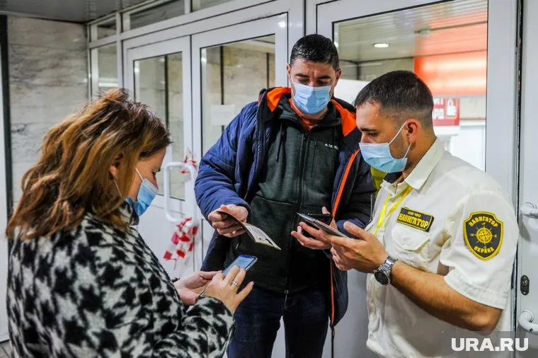 Локдаун в Челябинской области начался с проверки QR-кодов в ТРК