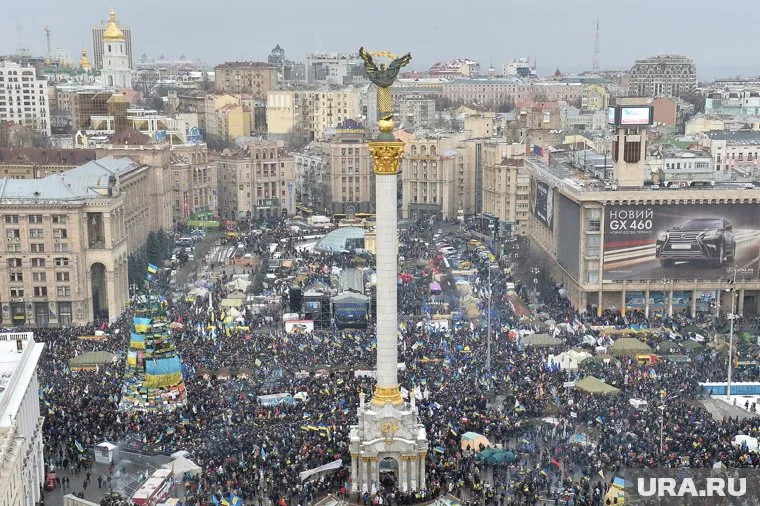 На площади Независимости киевляне устроили митинг против Владимира Зеленского
