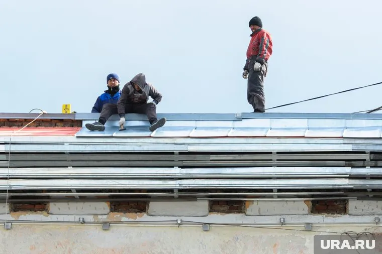 Мужчина три года обращался в различные инстанции для ремонта крыши