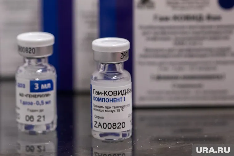 Вакцинацию от COVID не стоит делать обязательной, считает Анастасия Ракова