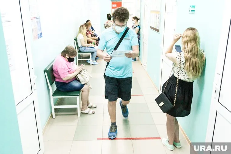 Курганцам несколько раз приходится лично обращаться в регистратуру поликлиники, чтобы попасть на прием к врачу