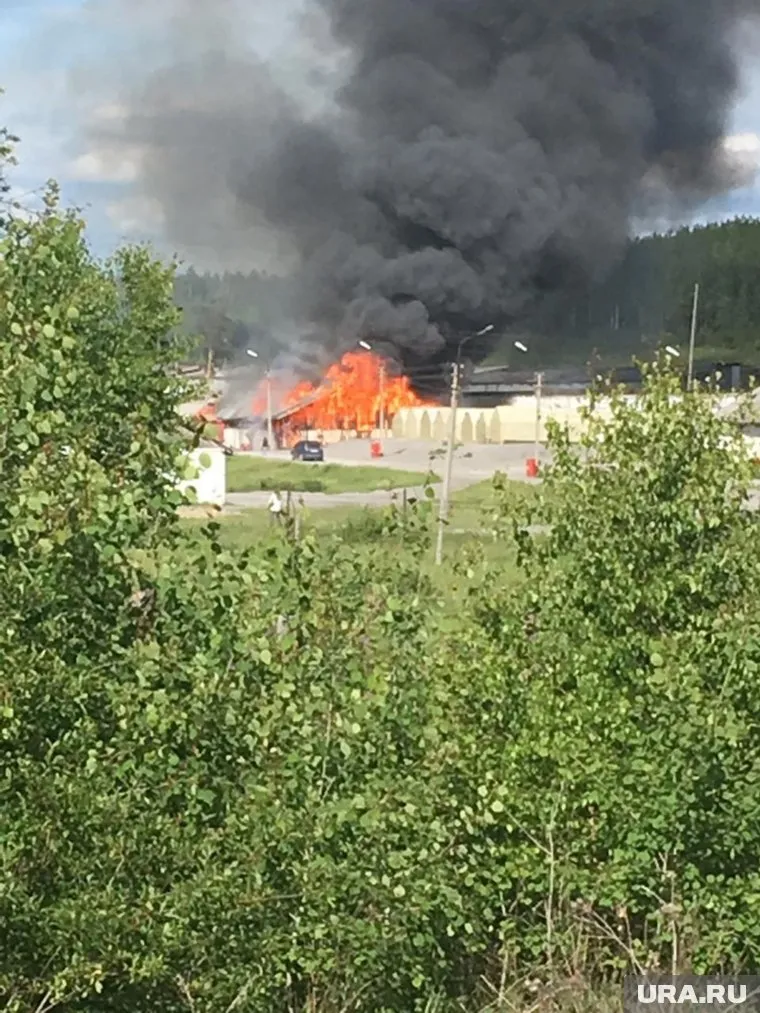 На фотографиях очевидцев видно, что склады объяты пламенем