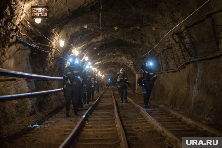 Несколько человек остаются под землей