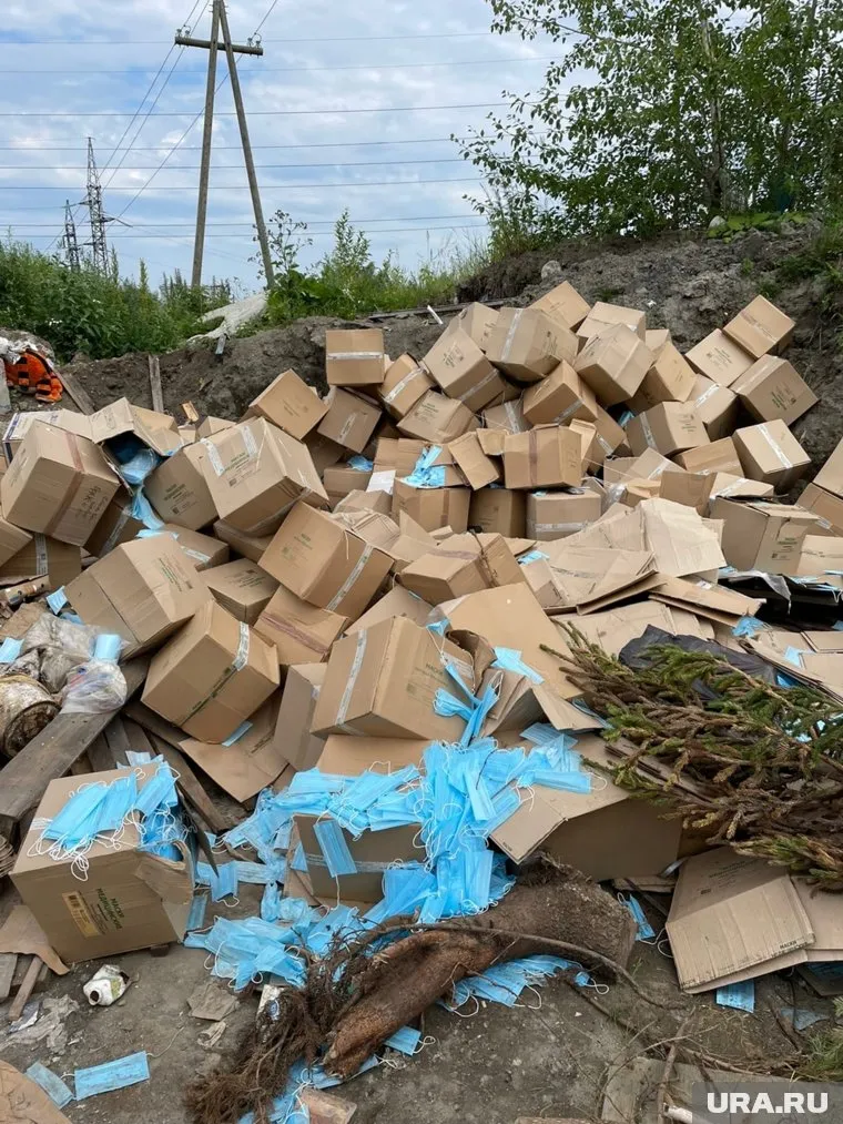 Кто-то выбросил коробки с масками на свалку в Новоуральске