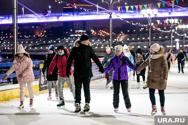 Каток у моста Влюбленных начнет работу 22 декабря