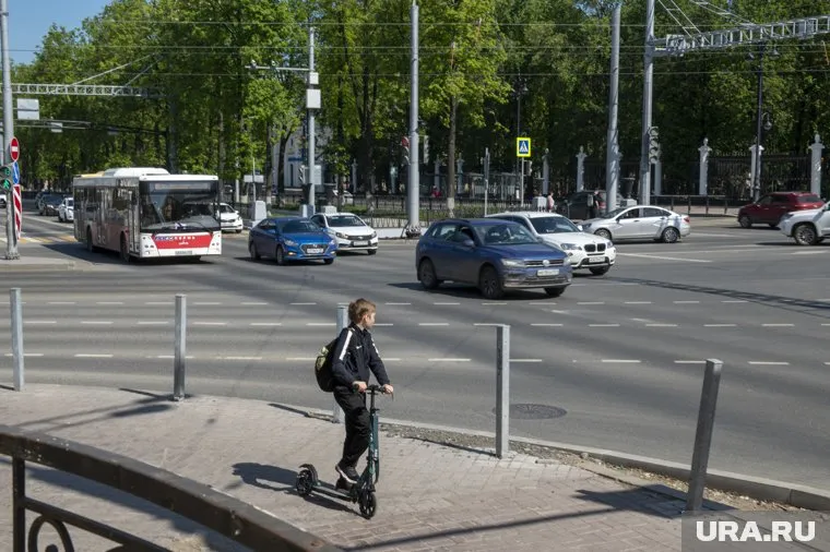 Один ребенок выехал на дорогу и попал под грузовик (архивное фото)