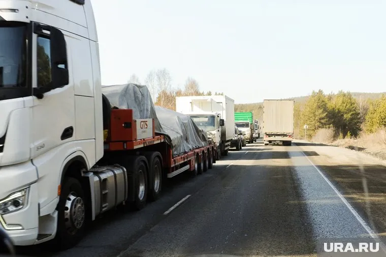 Дорожники перестелили асфальтовое полотно на одном из участков трассы М-5 "Урал" https://ps.ura.news/998503