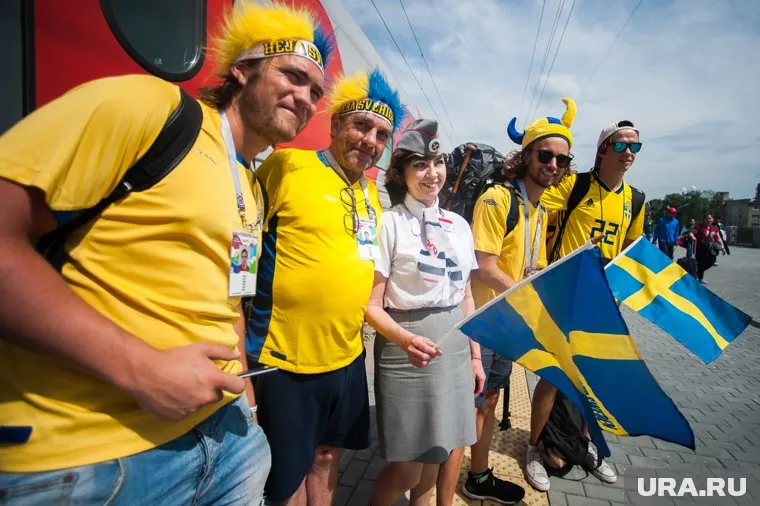 Шведы пьют в ресторане и готовятся к вечернему матчу