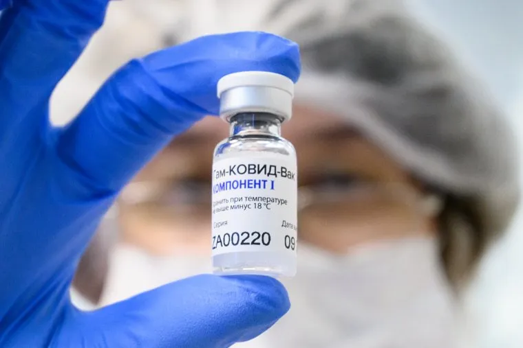 Прививка врачей российской вакциной Спутник V от новой коронавирусной инфекции. Екатеринбург