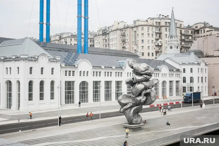 У «ГЭС-2» сносят скульптуру «Большую глину №4»