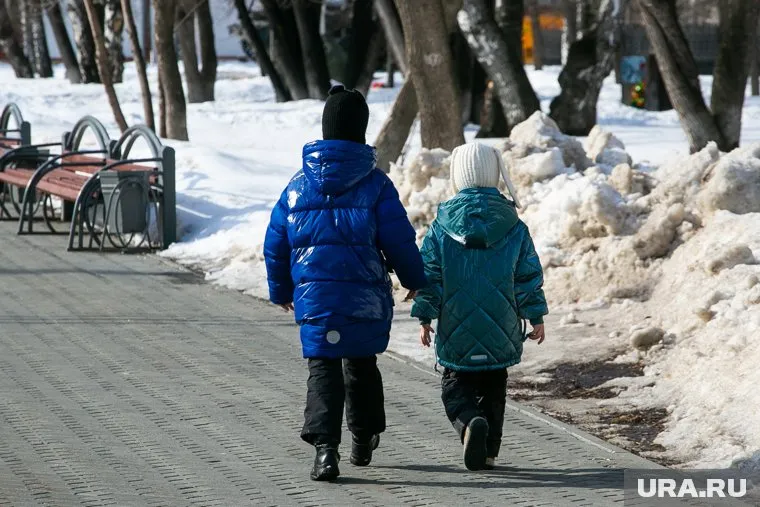Брат с сестрой окружены любовью и заботой родных (архивное фото)