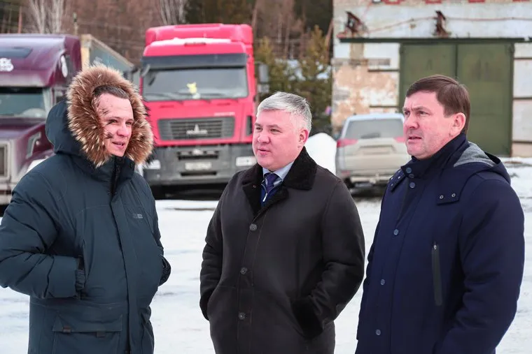 Вручение сотрудникам Уральской авиабазы ключей от автомобилей, приобретенных для организации тушения пожаров в лесах региона. Сысерть