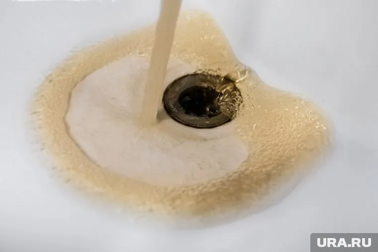 Жители Копейска также жалуются на ржавую воду (фото из архива)