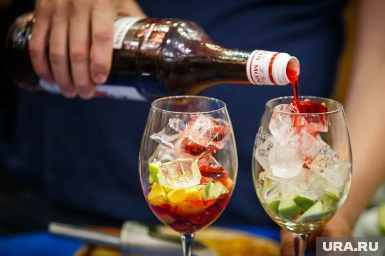 Состоятельные люди чаще позволяют себе крепкие напитки